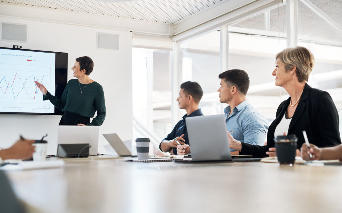 colegas de negocios que trabajan en la oficina 1 scaled